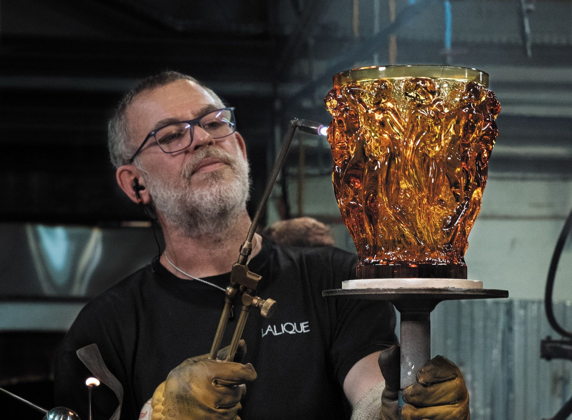 retouching of a bacchantes vase at the lalique factory sequences studio 1643207680 a54c2aa3d5