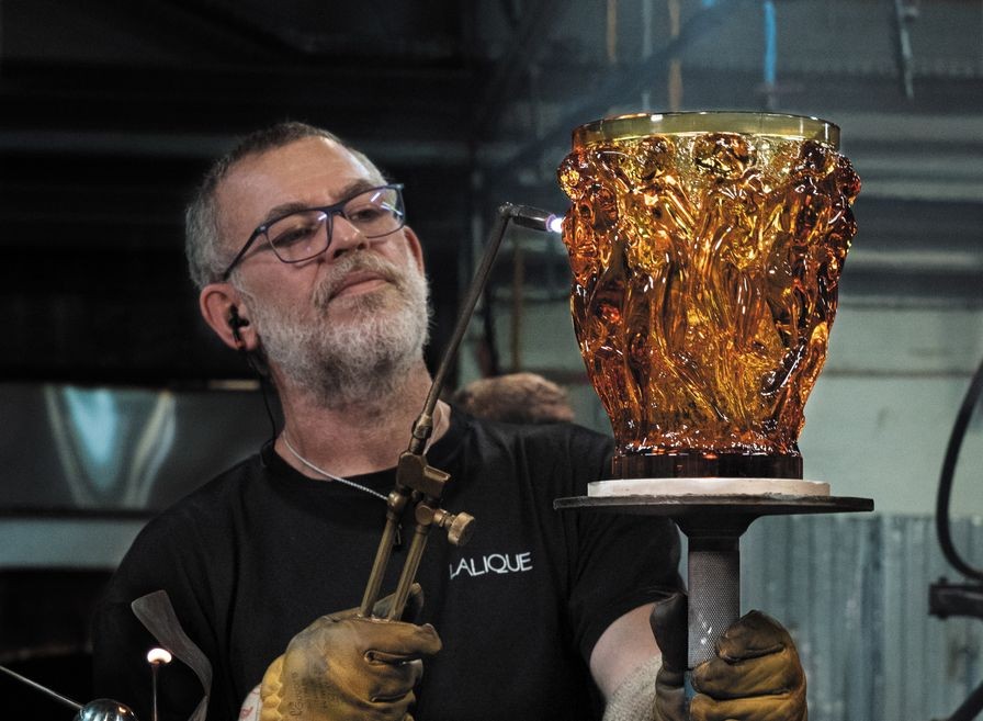 retouching of a bacchantes vase at the lalique factory sequences studio 1643207680